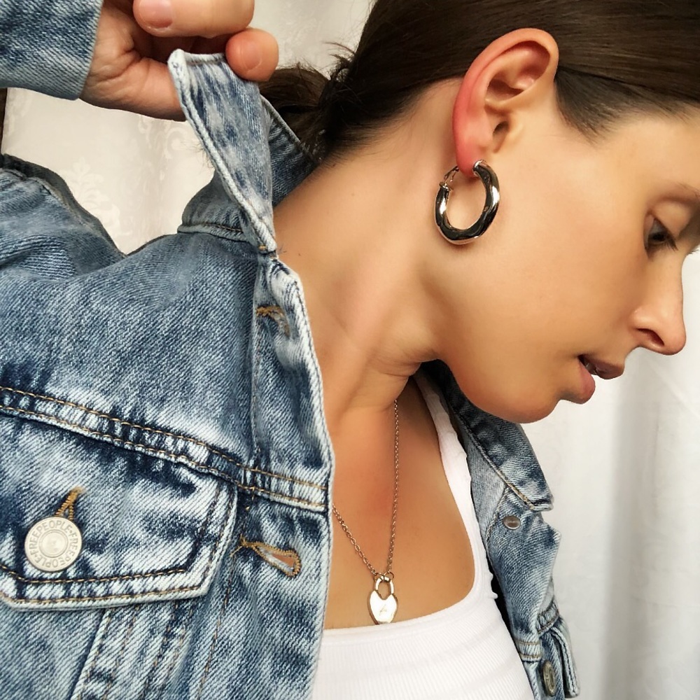 🆕Adella Metallic Hammered Gold Hoop Earrings - Picture 5 of 7